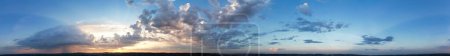 Téléchargez les photos : Vue à angle élevé de Luton City en Angleterre au lever du soleil avec des nuages dramatiques sur le ciel bleu. L'image a été prise avec la caméra du drone le 8 juillet 2023 - en image libre de droit
