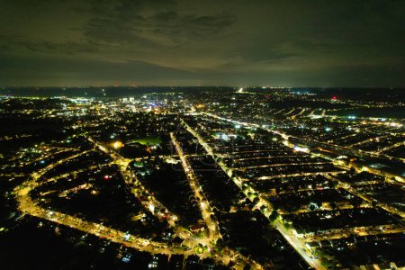Téléchargez les photos : High Angle Footage of Central Luton City of England During Night. Illuminated City Centre a été capturé avec la caméra du drone le 8 juillet 2023 au milieu de la nuit - en image libre de droit