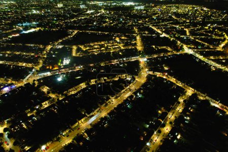 Foto de High Angle Footage of Central Luton City of England During Night (en inglés). El centro de la ciudad iluminado fue capturado con la cámara de Drone el 8 de julio de 2023 durante la medianoche - Imagen libre de derechos
