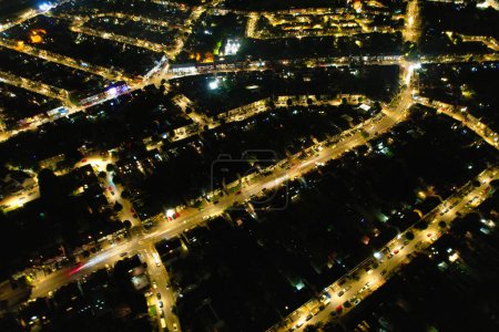 Téléchargez les photos : High Angle Footage of Central Luton City of England During Night. Illuminated City Centre a été capturé avec la caméra du drone le 8 juillet 2023 au milieu de la nuit - en image libre de droit