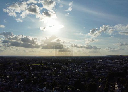 Téléchargez les photos : Vue à grand angle de Luton City en Angleterre au coucher du soleil avec des nuages spectaculaires sur le ciel bleu. L'image a été prise avec la caméra du drone le 9 juillet 2023 - en image libre de droit
