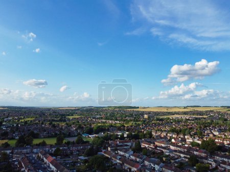 Foto de High Angle View of Luton City of England During Sunset with Dramatical Clouds over Blue Sky (en inglés). La imagen fue capturada con la cámara del dron el 9 de julio de 2023 - Imagen libre de derechos