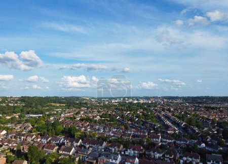 Téléchargez les photos : Vue à grand angle de Luton City en Angleterre au coucher du soleil avec des nuages spectaculaires sur le ciel bleu. L'image a été prise avec la caméra du drone le 9 juillet 2023 - en image libre de droit