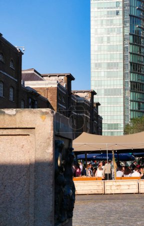 Foto de Londres, Inglaterra, Reino Unido - 8 de junio de 2023: Personas en Canary Wharf en el centro de Londres - Imagen libre de derechos