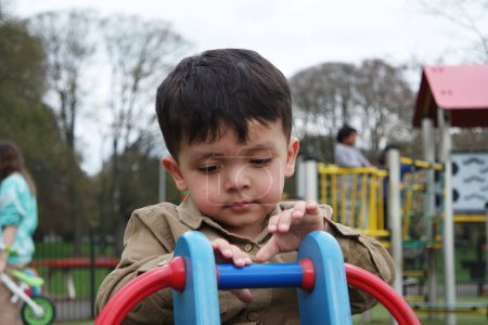 Foto de Niño pequeño jugando en Wardown Park, Luton, Inglaterra, Reino Unido - Imagen libre de derechos
