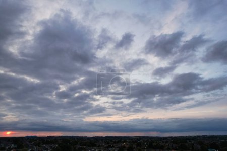 Téléchargez les photos : Nuages au coucher du soleil sur Luton City, Angleterre, Royaume-Uni - en image libre de droit