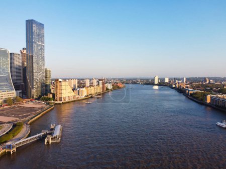 Téléchargez les photos : High Angle View of Canary Wharf Buildings from River Thames at Central London City of England Grande-Bretagne. La séquence a été capturée avec la caméra du drone à basse altitude le 8 juin 2023 - en image libre de droit