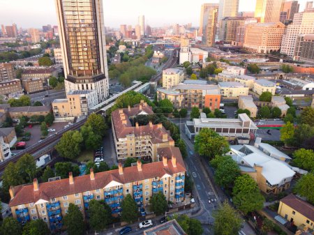 Téléchargez les photos : High Angle View of Canary Wharf Buildings from River Thames at Central London City of England Grande-Bretagne. La séquence a été capturée avec la caméra du drone à basse altitude le 8 juin 2023 - en image libre de droit