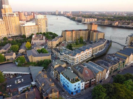 Foto de High Angle View of Canary Wharf Buildings from River Thames at Central London City of England Great Britain (en inglés). La filmación fue capturada con la cámara de Drone a baja altitud el 8 de junio de 2023 - Imagen libre de derechos
