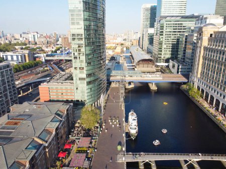 Foto de High Angle View of Canary Wharf Buildings from River Thames at Central London City of England Great Britain (en inglés). La filmación fue capturada con la cámara de Drone a baja altitud el 8 de junio de 2023 - Imagen libre de derechos