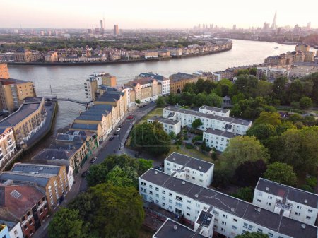 Téléchargez les photos : High Angle View of Canary Wharf Buildings at Central London City of England Grande-Bretagne. La séquence a été capturée avec la caméra du drone à basse altitude le 8 juin 2023 - en image libre de droit