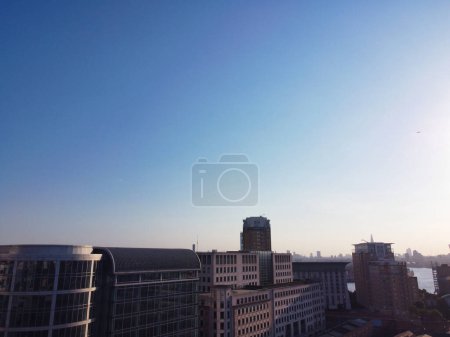 Foto de High Angle View of Canary Wharf Buildings at Central London City of England Great Britain (en inglés). La filmación fue capturada con la cámara de Drone a baja altitud el 8 de junio de 2023 - Imagen libre de derechos