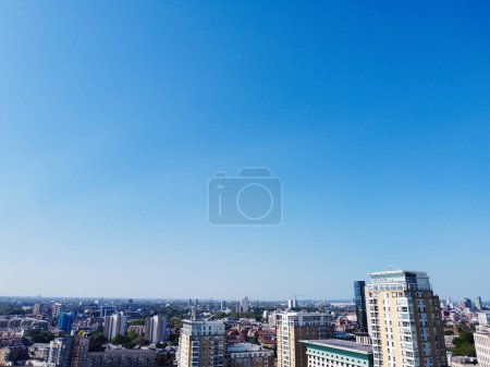Téléchargez les photos : High Angle View of Canary Wharf Buildings at Central London City of England Grande-Bretagne. La séquence a été capturée avec la caméra du drone à basse altitude le 8 juin 2023 - en image libre de droit