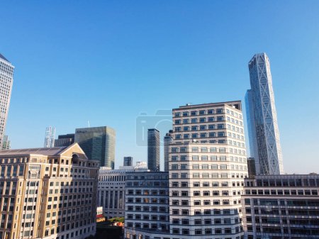 Foto de High Angle View of Canary Wharf Buildings at Central London City of England Great Britain (en inglés). La filmación fue capturada con la cámara de Drone a baja altitud el 8 de junio de 2023 - Imagen libre de derechos