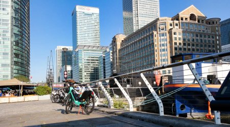 Téléchargez les photos : Vue à angle bas de Canary Wharf Central London City avec de grands bâtiments, route, personnes dans le quartier le plus cher de Londres City of England Royaume-Uni. La séquence a été prise le 08 / 06 / 2023 pendant la journée ensoleillée. - en image libre de droit