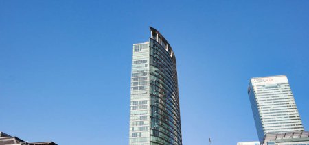 Foto de Vista de ángulo bajo de Canary Wharf Central London City con edificios altos, carretera, gente en la zona más cara de la ciudad de Londres de Inglaterra Reino Unido. La filmación fue capturada el 08 de junio de 2023 durante el día soleado. - Imagen libre de derechos