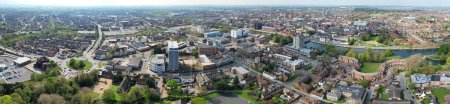 Téléchargez les photos : Vue aérienne panoramique du paysage près de la campagne historique de Bedford City à Stewartby Village Angleterre Royaume-Uni. 22 avril 2023 - en image libre de droit