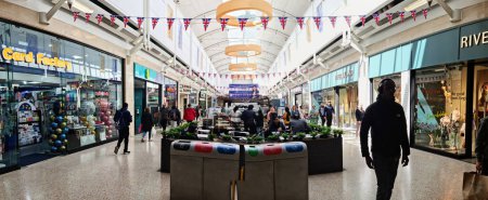 Foto de Vista panorámica de las personas en el centro comercial Indoor Shopping Mall of Central Luton City of England Reino Unido, 5 de mayo de 2023 - Imagen libre de derechos