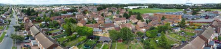 Téléchargez les photos : Vue panoramique à angle élevé de la ville de Luton Ouest et du quartier résidentiel. Vue Aérienne de Capturé avec la Caméra du Drone le 30 Juillet, 2023. Angleterre, Royaume-Uni - en image libre de droit