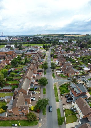 Téléchargez les photos : Vue panoramique à angle élevé de la ville de Luton Ouest et du quartier résidentiel. Vue Aérienne de Capturé avec la Caméra du Drone le 30 Juillet, 2023. Angleterre, Royaume-Uni - en image libre de droit