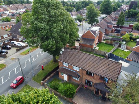 Foto de Vista panorámica de ángulo alto de la ciudad occidental de Luton y el distrito residencial. Vista aérea de capturado con la cámara del dron el 30 de julio de 2023. Inglaterra, Reino Unido - Imagen libre de derechos