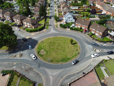 Foto de Vista de ángulo alto de la ciudad occidental de Luton y el distrito residencial. Vista aérea de capturado con la cámara del dron el 30 de julio de 2023. Inglaterra, Reino Unido - Imagen libre de derechos