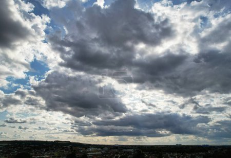Téléchargez les photos : Vue à angle élevé de la ville de Luton Ouest et du quartier résidentiel. Vue Aérienne de Capturé avec la Caméra du Drone le 30 Juillet, 2023. Angleterre, Royaume-Uni - en image libre de droit