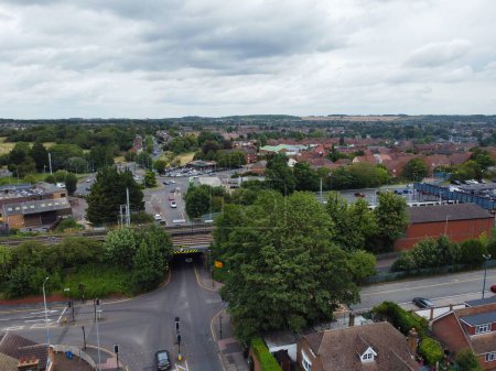 Téléchargez les photos : Vue à angle élevé de la ville de Luton Ouest et du quartier résidentiel. Vue Aérienne de Capturé avec la Caméra du Drone le 30 Juillet, 2023. Angleterre, Royaume-Uni - en image libre de droit