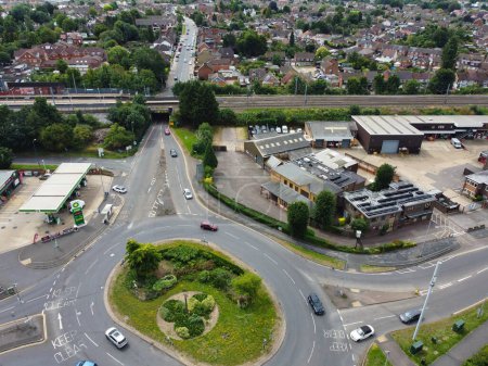 Foto de Vista de ángulo alto de la ciudad occidental de Luton y el distrito residencial. Vista aérea de capturado con la cámara del dron el 30 de julio de 2023. Inglaterra, Reino Unido - Imagen libre de derechos