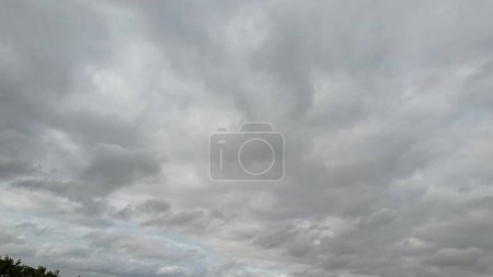 Foto de High Angle Drone 's Camera Footage of Dramatic Clouds and Sky During Sunset over the Luton City of England UK (en inglés). 31 de julio de 2023 - Imagen libre de derechos