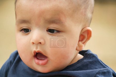 Foto de Primer plano Shot of Cute Asian Pakistani 4 Months Old Baby Boy, Who is Enjoying at Home Garden at Luton City of England UK. Imagen fue capturada el 23 de julio de 2023 - Imagen libre de derechos