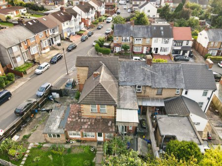 Foto de Vista en ángulo alto de la ciudad de Luton y el distrito residencial. Vista aérea de capturado con la cámara de Drone el 23 de julio de 2023. Inglaterra, Reino Unido - Imagen libre de derechos