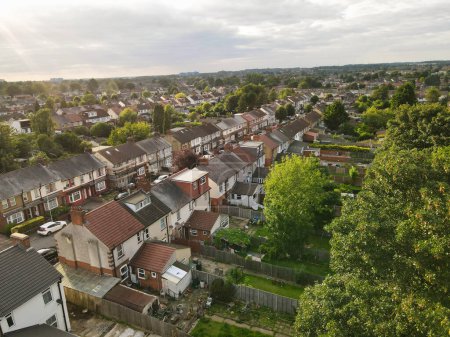 Téléchargez les photos : Vue à angle élevé de Luton City et du quartier résidentiel. Vue Aérienne de Capturé avec la Caméra du Drone le 23 Juillet 2023. Angleterre, Royaume-Uni - en image libre de droit