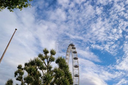 Téléchargez les photos : Belle vue à angle bas de London Eye, de la Tamise historique Big Ben Clock Tower, à Westminster Central London, Angleterre Grande-Bretagne, Royaume-Uni. Image prise pendant la journée nuageuse du 2 août 2023 - en image libre de droit