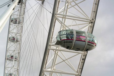 Foto de Beautiful Low Angle View of London Eye, from Historical Big Ben Clock Tower river Thames, en Westminster Central London, Inglaterra Gran Bretaña, Reino Unido. Imagen capturada durante el día nublado del 2 de agosto de 2023 - Imagen libre de derechos