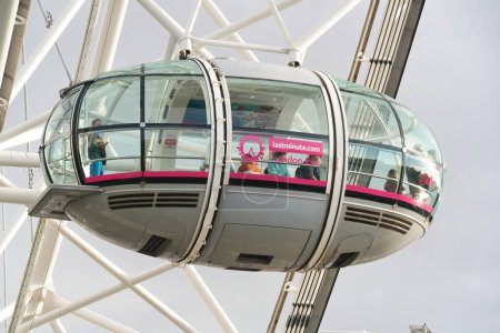 Téléchargez les photos : Belle vue à angle bas de London Eye, de la Tamise historique Big Ben Clock Tower, à Westminster Central London, Angleterre Grande-Bretagne, Royaume-Uni. Image prise pendant la journée nuageuse du 2 août 2023 - en image libre de droit