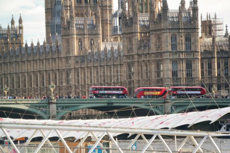 Foto de Beautiful Low Angle View of Historical Big Ben Clock Tower from river Thames and London Eye, Westminster Central London, Inglaterra Gran Bretaña, Reino Unido. Imagen capturada durante el día nublado del 2 de agosto de 2023 - Imagen libre de derechos
