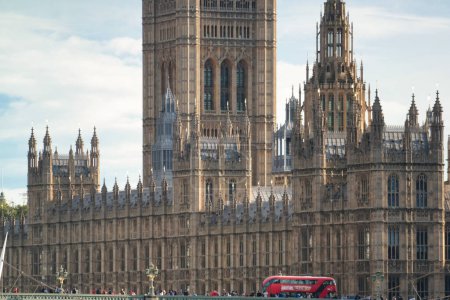 Téléchargez les photos : Belle vue à angle bas de l'historique Big Ben Clock Tower depuis la Tamise et le London Eye, Westminster Central London, Angleterre Grande-Bretagne, Royaume-Uni. Image prise pendant la journée nuageuse du 2 août 2023 - en image libre de droit