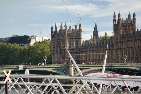 Téléchargez les photos : Belle vue à angle bas de l'historique Big Ben Clock Tower depuis la Tamise et le London Eye, Westminster Central London, Angleterre Grande-Bretagne, Royaume-Uni. Image prise pendant la journée nuageuse du 2 août 2023 - en image libre de droit