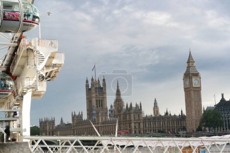 Foto de Beautiful Low Angle View of Historical Big Ben Clock Tower from river Thames and London Eye, Westminster Central London, Inglaterra Gran Bretaña, Reino Unido. Imagen capturada durante el día nublado del 2 de agosto de 2023 - Imagen libre de derechos