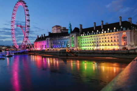 Téléchargez les photos : Belle séquence de la Tamise illuminée de la rivière à l'oeil de Londres de Westminster, Big Ben horloge Tour à After Sunset Night. Angleterre Grande-Bretagne, Tournage capturé le Aug 02nd, 2023 - en image libre de droit
