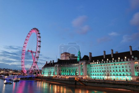 Foto de Beautiful Footage of Illuminated River Thames at London eye from Westminster, Big Ben clock Tower at After Sunset Night (en inglés). Inglaterra Gran Bretaña, filmación fue capturada el 02 / 08 / 2023 - Imagen libre de derechos