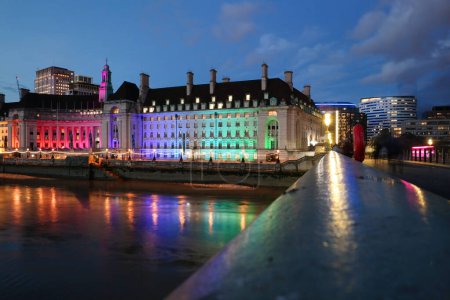 Foto de Beautiful Footage of Illuminated River Thames at London eye from Westminster, Big Ben clock Tower at After Sunset Night (en inglés). Inglaterra Gran Bretaña, filmación fue capturada el 02 / 08 / 2023 - Imagen libre de derechos