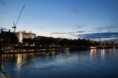 Téléchargez les photos : Belle séquence de la Tamise illuminée de la rivière à l'oeil de Londres de Westminster, Big Ben horloge Tour à After Sunset Night. Angleterre Grande-Bretagne, Tournage capturé le Aug 02nd, 2023 - en image libre de droit