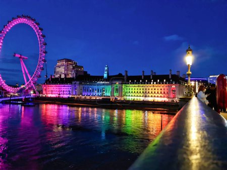 Foto de Filmación más hermosa de Londres iluminado ojo del río Támesis Westminster, Torre del reloj Big Ben en After Sunset Night. Inglaterra Gran Bretaña, filmación fue capturada el 02 / 08 / 2023 después del atardecer. - Imagen libre de derechos
