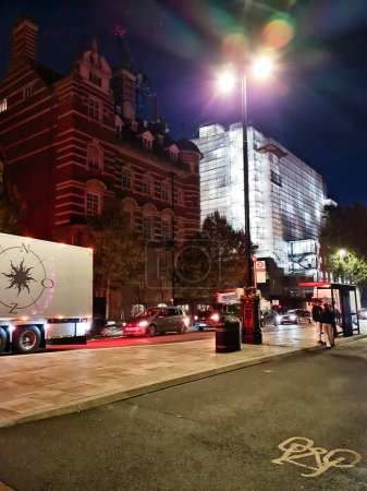 Foto de Beautiful Footage of Illuminated British Road at London eye from River Thames Westminster, Big Ben clock Tower at After Sunset Night (en inglés). Inglaterra Gran Bretaña, filmación fue capturada el 02 / 08 / 2023 - Imagen libre de derechos