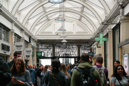 Téléchargez les photos : Station de métro South Kensington au centre de Londres Ville d'Angleterre Grande-Bretagne, Tournage capturé le 02 / 08 / 2023 - en image libre de droit