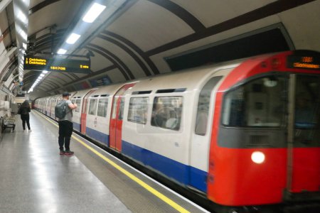Téléchargez les photos : Magnifique vue à faible angle du train britannique et de la plate-forme de métro à Hyde Park Central London City of England Grande-Bretagne, tournage a été capturé le 02 août 2023 - en image libre de droit