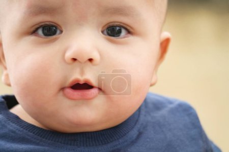 Foto de Primer plano Shot of Cute Asian Pakistani 4 Months Old Baby Boy, Who is Enjoying at Home Garden at Luton City of England UK. Imagen fue capturada el 23 de julio de 2023 - Imagen libre de derechos
