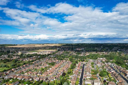 Foto de Vista de ángulo alto del noreste de la ciudad de Luton y su distrito residencial. El metraje aéreo fue capturado con la cámara de Drone el 06 de agosto de 2023. Inglaterra, Reino Unido - Imagen libre de derechos